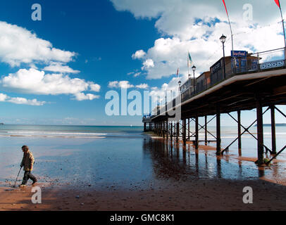 Rilevamento di metallo sulla spiaggia di Paignton presso il molo. Foto Stock