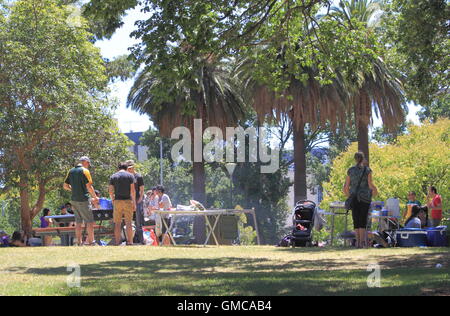 Persone locali godono di barbeque a Flagstaff Gardens a Melbourne in Australia. Foto Stock