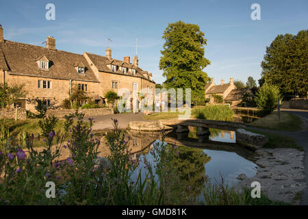 L'Occhio del fiume scorre attraverso il villaggio Costwold di macellazione inferiore un antico borgo situato a ovest di Bourton sull'acqua Foto Stock