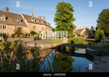 L'Occhio del fiume scorre attraverso il villaggio Costwold di macellazione inferiore un antico borgo situato a ovest di Bourton sull'acqua Foto Stock