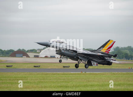 Una dinamica generale Lockheed Martin F-16A MLU militari jet da combattimento del Belgio componente aria tocca giù al 2016 RIAT Foto Stock