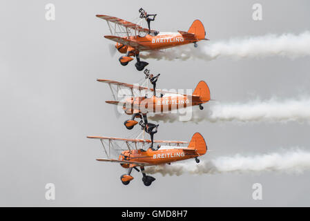 Il team AeroSuperBatics messo in un eccitante display del wingwalkers nel loro Boeing Stearman biplani al 2016 RIAT Foto Stock