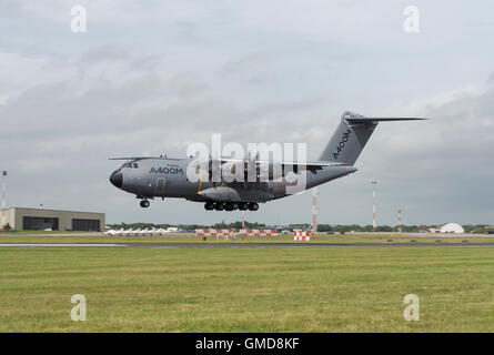 Airbus A400M Atlas militari da trasporto aereo sull approccio finale a terra alla RAF Fairford nel Gloucestershire durante il 2016 RIAT Foto Stock