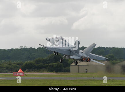 Marina degli Stati Uniti Boeing F/A-18F Super Hornet militare multirole fighter jet prende per visualizzare al 2016 RIAT Foto Stock