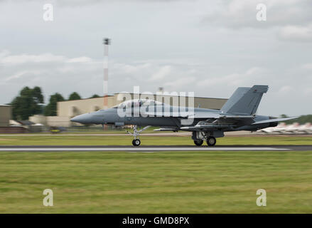 Marina degli Stati Uniti Boeing F/A-18F Super Hornet multirole caccia militari 168930 a getto prende per visualizzare al 2016 RIAT Foto Stock