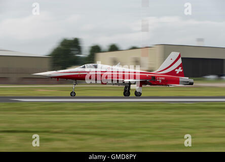 Un elegante Northrop F-5E Tiger II dalla Swiss Air Force aerobatic team display Patrouille Suisse atterra a Fairford Foto Stock