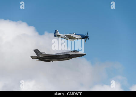 Una rara combinazione di una guerra mondiale due P51 Mustang da combattimento aereo volare in formazione con un Lockheed Martin F-35A Stealth Fighter Foto Stock