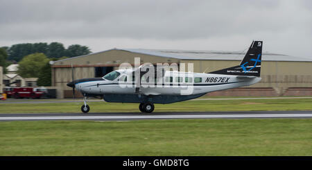 Cessna 208B Grand Caravan inizia il suo decollo rotolare sulla pista di RAF Fairford durante il 2016 Royal International Air Tattoo Foto Stock