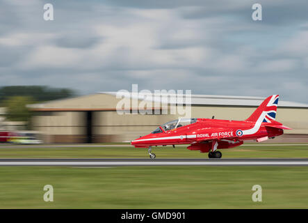 Un RAF frecce rosse militare display Aerobatic Team Hawk jet trainer terre dopo la visualizzazione a 2016 Royal International Air Ta Foto Stock