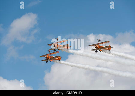 Il team AeroSuperBatics messo in un eccitante display del wingwalkers nel loro Boeing Stearman biplani al 2016 RIAT Foto Stock