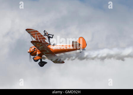 Il team AeroSuperBatics messo in un eccitante display del wingwalkers nel loro Boeing Stearman biplani al 2016 RIAT Foto Stock