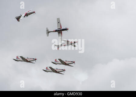 Il croato Air Force militare Display Aerobatic Team Krila Oluje volare loro Pilatus PC-9M a turboelica trainer all'2016 RIAT Foto Stock