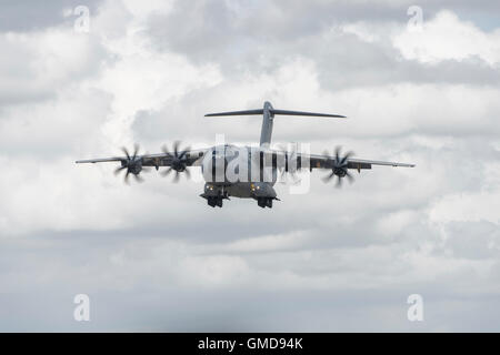 Airbus A400M Atlas militari da trasporto aereo sull approccio finale a terra alla RAF Fairford nel Gloucestershire al 2016 RIAT Foto Stock