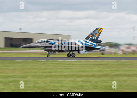 Aeronautica militare greca Zeus Demo Team F16 jet da combattimento con incredibile lavoro di vernice inizia il suo decollo eseguire per dimostrare al 2016 RIAT Foto Stock