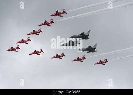 I regni uniti nuovo stealth fighter jet F-35B Lightning II vola in formazione con le frecce rosse e due Typhoon FGR4's Foto Stock