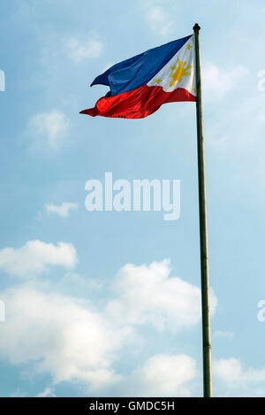 Filippine Filippine battenti bandiera sul pennone di Manila Foto Stock