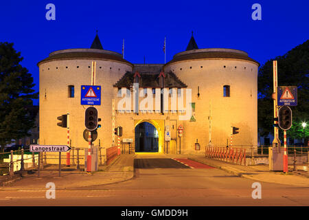 Il medievale Kruispoort Gate (1400) a Bruges, Belgio Foto Stock