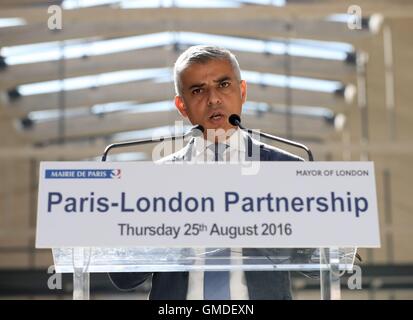 Sindaco di Londra Sadiq Khan parla nel corso di una conferenza stampa alla stazione F di Parigi, Francia, con il sindaco di Parigi Anne Hidalgo (non raffigurata). Foto Stock