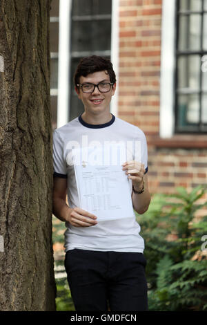 Ben Firullo, da Surbiton, dopo che ha ricevuto il suo GCSE risultati al King's College School di Wimbledon, il sud ovest di Londra. Foto Stock