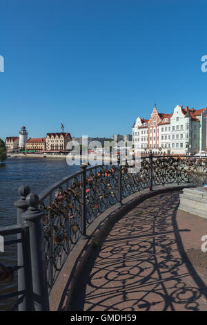 Dopo la II guerra mondiale ricostruito villaggio di pescatori 'Fischdorf' sul fiume Pregel, Kaliningrad, ex East-Prussian Koenigsberg, Russia Foto Stock