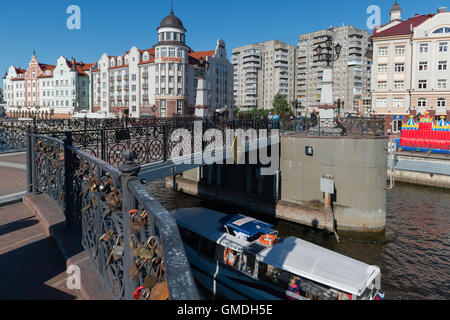 Dopo la II guerra mondiale ricostruito villaggio di pescatori 'Fischdorf' sul fiume Pregel, Kaliningrad, ex East-Prussian Koenigsberg, Russia Foto Stock