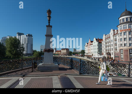 Dopo la II guerra mondiale ricostruito villaggio di pescatori 'Fischdorf' sul fiume Pregel, Kaliningrad, ex East-Prussian Koenigsberg, Russia Foto Stock