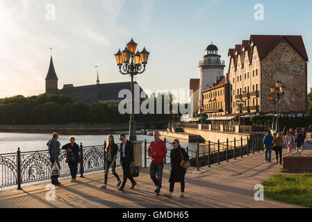 Dopo la II guerra mondiale ricostruito villaggio di pescatori 'Fischdorf' sul fiume Pregel, Kaliningrad, ex East-Prussian Koenigsberg, Russia Foto Stock