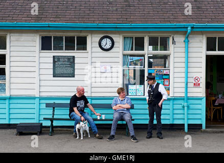 I visitatori in un momento di relax a Grosmont stazione, sulla North York Moors Railway, North Yorkshire, Inghilterra, Regno Unito Foto Stock