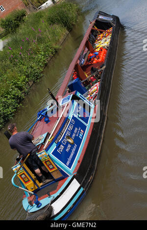 Barge emergente dal Radlett Boat Lift Fiume Weaver Navigation portante i cilindri a gas, carbone e combustibile. Foto Stock