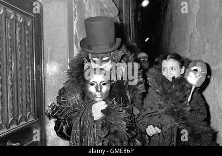 La danzatrice Carla Fracci e il marito, il regista Beppe Menegatti, durante il Carnevale di Venezia nel febbraio 1985 Foto Stock