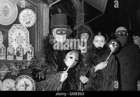 La danzatrice Carla Fracci e il marito, il regista Beppe Menegatti, durante il Carnevale di Venezia nel febbraio 1985 Foto Stock