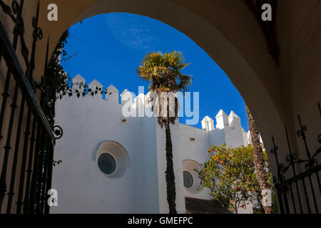 Vista attraverso la Puerta de Marchena Il Jardín de Marchena (aka Jardín del Chorrón), Real Alcázar giardini, Sevilla, Andalusia Foto Stock