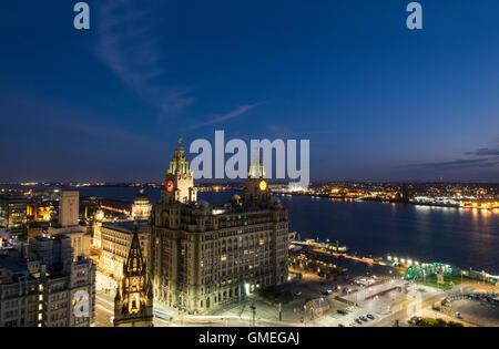 Liverpool waterfront di notte Foto Stock