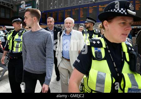 Leader laburista Jeremy Corbyn arriva a Glasgow, in zona Stazione centrale, dopo il viaggio da Londra via treno, precedendo il partito laburista hustings leadership del rally. Foto Stock