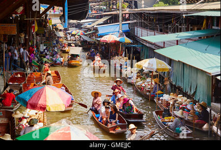 Ampia colpo di Mercato Galleggiante di Damnoen Saduak a Bangkok, in Thailandia. Foto Stock