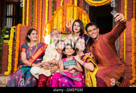 Foto di gruppo di allegro famiglia indiana in ganesh festival, felice famiglia indiana e festival ganpati Foto Stock