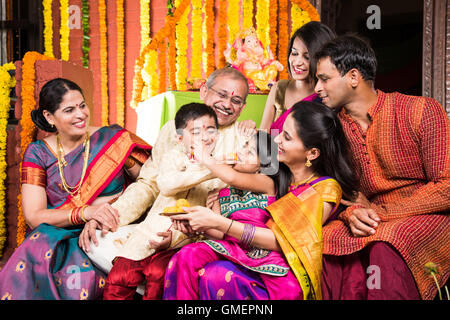 Foto di gruppo di allegro famiglia indiana in ganesh festival, felice famiglia indiana e festival ganpati Foto Stock