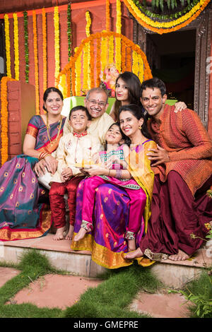 Foto di gruppo di allegro famiglia indiana in ganesh festival, felice famiglia indiana e festival ganpati Foto Stock
