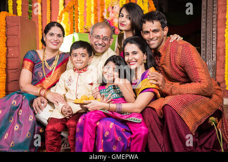Foto di gruppo di allegro famiglia indiana in ganesh festival, felice famiglia indiana e festival ganpati Foto Stock