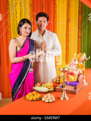Giovani indiani coupel eseguendo ganesh pujan su ganesh giorno del festival Foto Stock