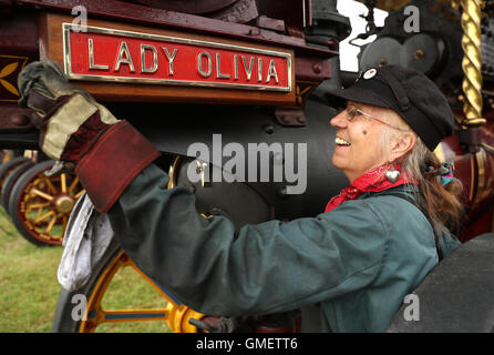 Maria Rackham da ovest Mori leviga il badge con il nominativo del suo fratello del motore a vapore signora Olivia durante il Grande Dorset vapore Fair 2016 in Tarrant Hinton showground, Dorset. Foto Stock