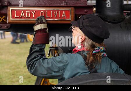 Maria Rackham da ovest Mori leviga il badge con il nominativo del suo fratello del motore a vapore signora Olivia durante il Grande Dorset vapore Fair 2016 in Tarrant Hinton showground, Dorset. Foto Stock