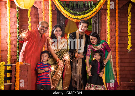 Famiglia indiana celebra Diwali Festival con fire cracker Foto Stock