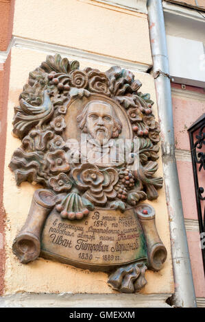 Lapide sulla casa per il compositore e folkloristico Ivan Larionov a Saratov città. Canzone witter - Kalinka Foto Stock