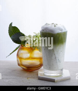 Il latte il tè verde si riferisce a qualsiasi forma di bevanda trovati in molte culture, contenente una combinazione di tè e latte. Tracciato di ritaglio Foto Stock