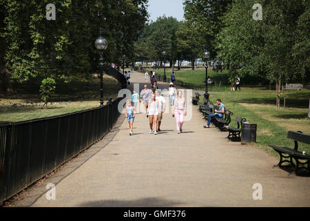 Hyde Park, Londra, 25 ago 2016 - persone a prendere il sole e godere di caldo in Hyde Park, Londra come temperature hit 27C gradi tutta la capitale Credito: Dinendra Haria/Alamy Live News Foto Stock