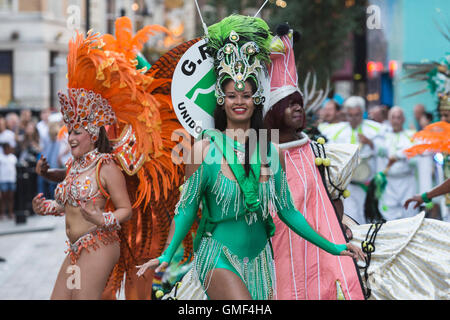 Londra, Regno Unito. Il 25 agosto, 2016. Membri della London School of Samba parade intorno a Covent Garden davanti al carnevale di Notting Hill sulla banca weekend di vacanza. Carnevale di Notting Hill è uno dei più grandi del mondo street festival. Foto: Bettina Strenske/Alamy Live News Foto Stock