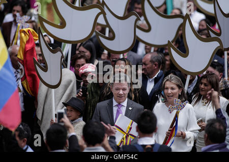 Bogotà, Columbia. 25 Ago, 2016. Il presidente colombiano Juan Manuel Santos è visto nel corso di una cerimonia durante la quale egli offre l accordo di pace con le Forze Armate Rivoluzionarie della Colombia (FARC) al congresso di Bogotà, Columbia, Agosto 25, 2016. Il governo colombiano e le FARC ha annunciato tardi Mercoledì che essi hanno raggiunto un accordo di pace definitivo per terminare un mezzo secolo di guerra civile. © Jhon Paz/Xinhua/Alamy Live News Foto Stock