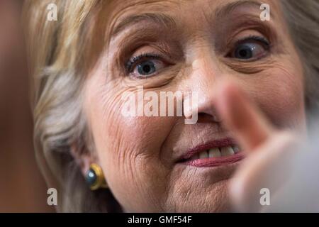 Reno, Nevada, Stati Uniti d'America. 25 Ago, 2016. Candidato presidenziale democratica ex Segretario di Stato HILLARY CLINTON saluta i sostenitori durante un evento di campagna a Truckee Meadows Community College in Reno. Credito: David Calvert/ZUMA filo/Alamy Live News Foto Stock