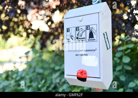 Mannheim, Germania. 24 Ago, 2016. Un cane-escrementi-sacchetto dispenser sorge in un parco a Mannheim, Germania, 24 agosto 2016. Foto: Uwe Anspach/dpa/Alamy Live News Foto Stock